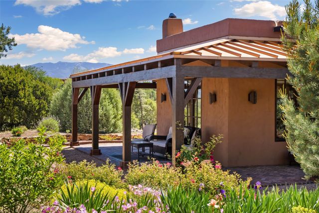 17 Vuelta Rosal, Santa Fe, NM 87506