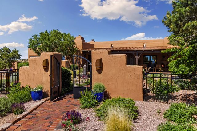 17 Vuelta Rosal, Santa Fe, NM 87506