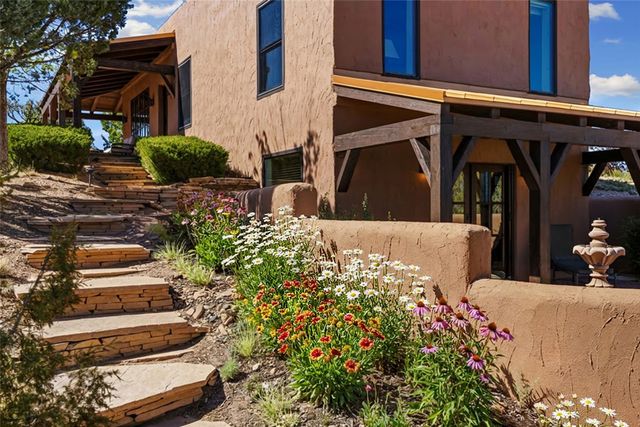 17 Vuelta Rosal, Santa Fe, NM 87506