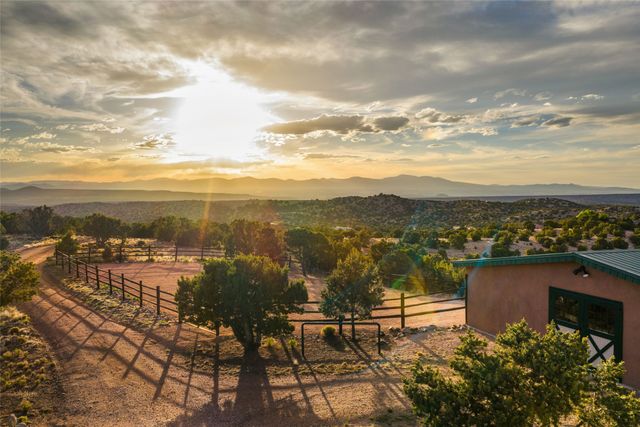 17 Vuelta Rosal, Santa Fe, NM 87506