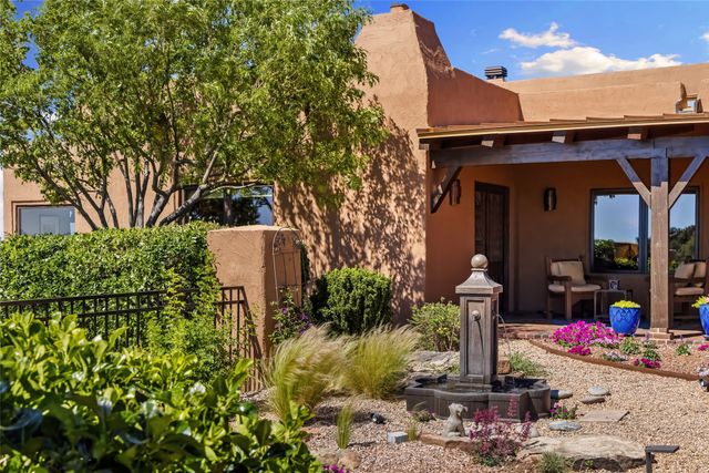 17 Vuelta Rosal, Santa Fe, NM 87506
