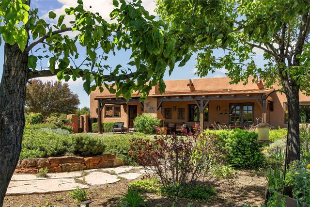 17 Vuelta Rosal, Santa Fe, NM 87506