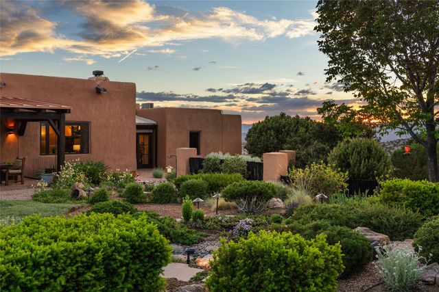 17 Vuelta Rosal, Santa Fe, NM 87506