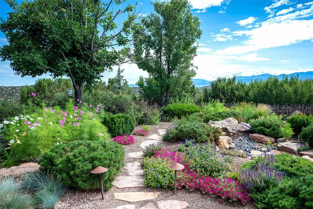 17 Vuelta Rosal, Santa Fe, NM 87506