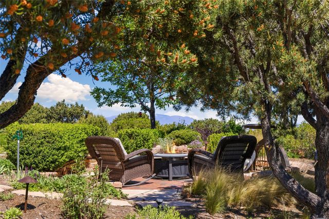 17 Vuelta Rosal, Santa Fe, NM 87506