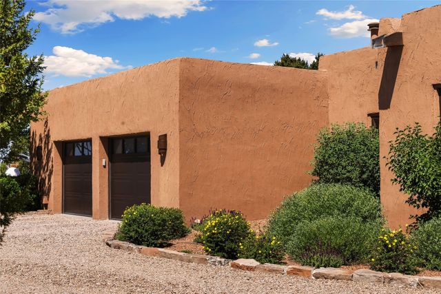 17 Vuelta Rosal, Santa Fe, NM 87506