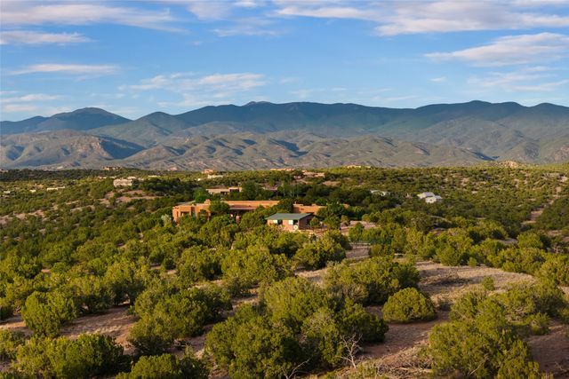 17 Vuelta Rosal, Santa Fe, NM 87506