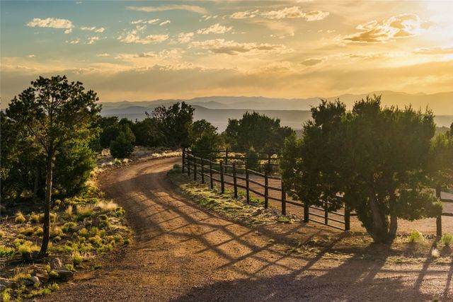 17 Vuelta Rosal, Santa Fe, NM 87506