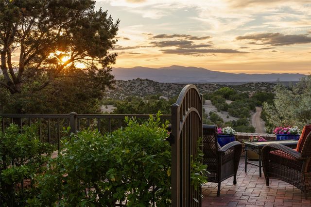 17 Vuelta Rosal, Santa Fe, NM 87506