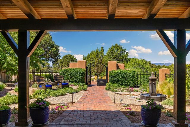 17 Vuelta Rosal, Santa Fe, NM 87506