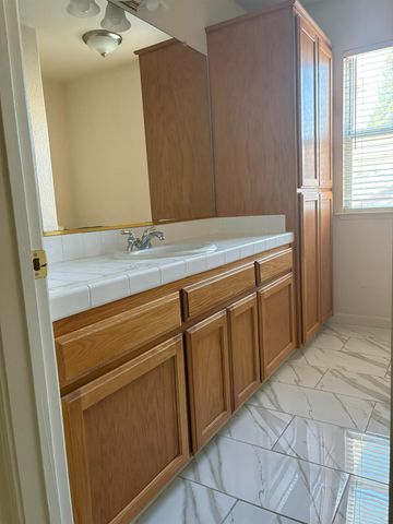 8002 N 5th Street, Fresno, CA 93720