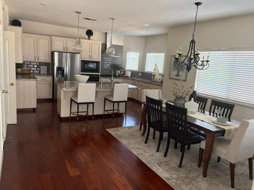 Image 10 of property listing at 8002 N 5th Street, Fresno, CA 93720