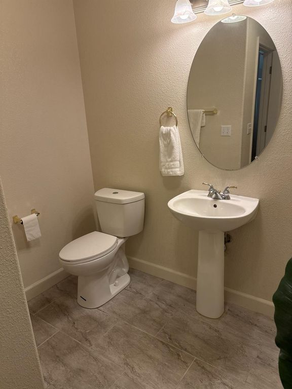 Image 13 of property listing at 8002 N 5th Street, Fresno, CA 93720