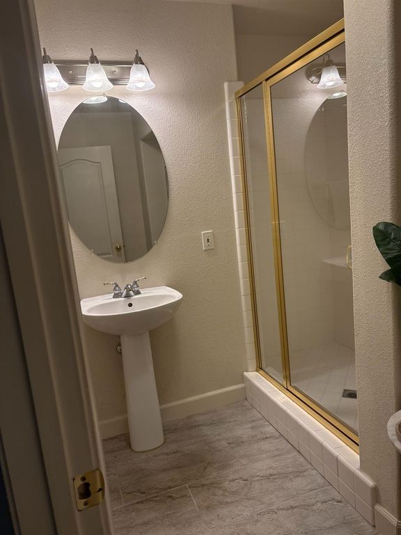 Image 14 of property listing at 8002 N 5th Street, Fresno, CA 93720