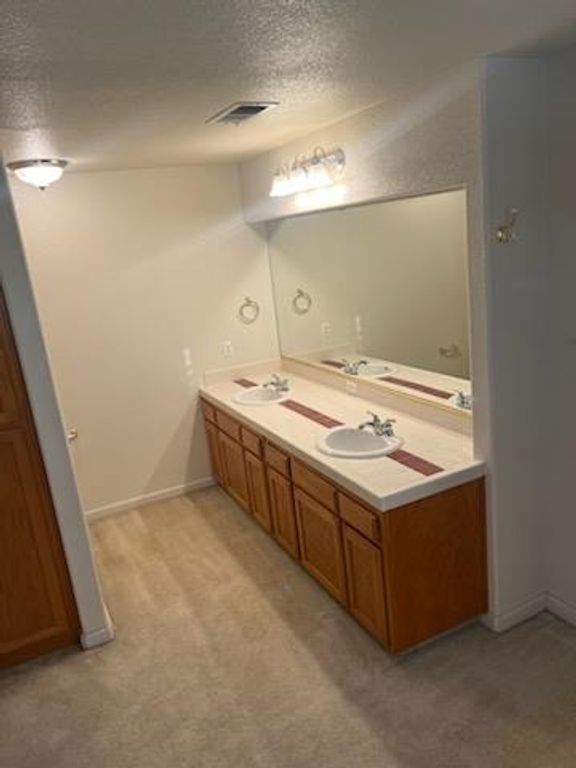 Image 19 of property listing at 8002 N 5th Street, Fresno, CA 93720