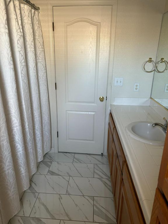 Image 24 of property listing at 8002 N 5th Street, Fresno, CA 93720