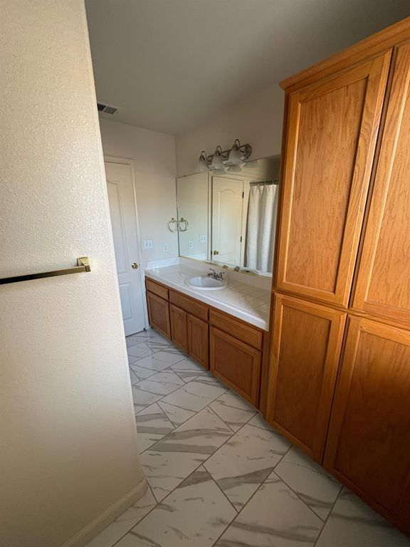 Image 25 of property listing at 8002 N 5th Street, Fresno, CA 93720