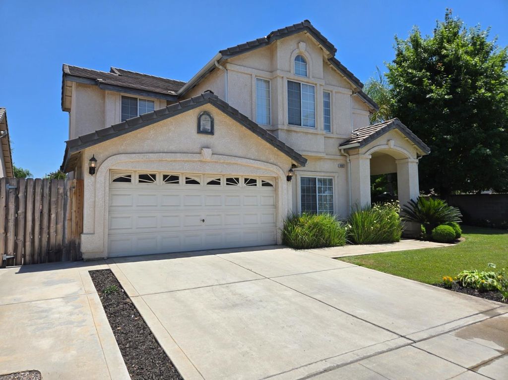 Image 3 of property listing at 8002 N 5th Street, Fresno, CA 93720