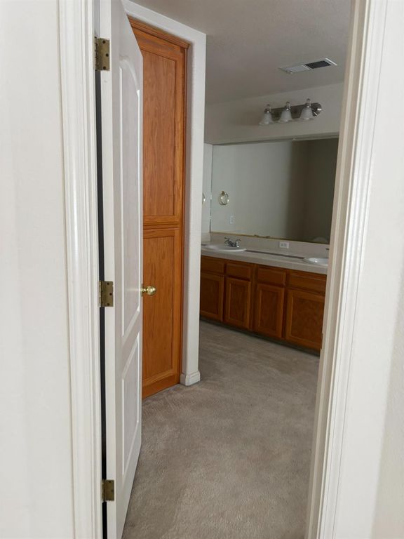 Image 31 of property listing at 8002 N 5th Street, Fresno, CA 93720