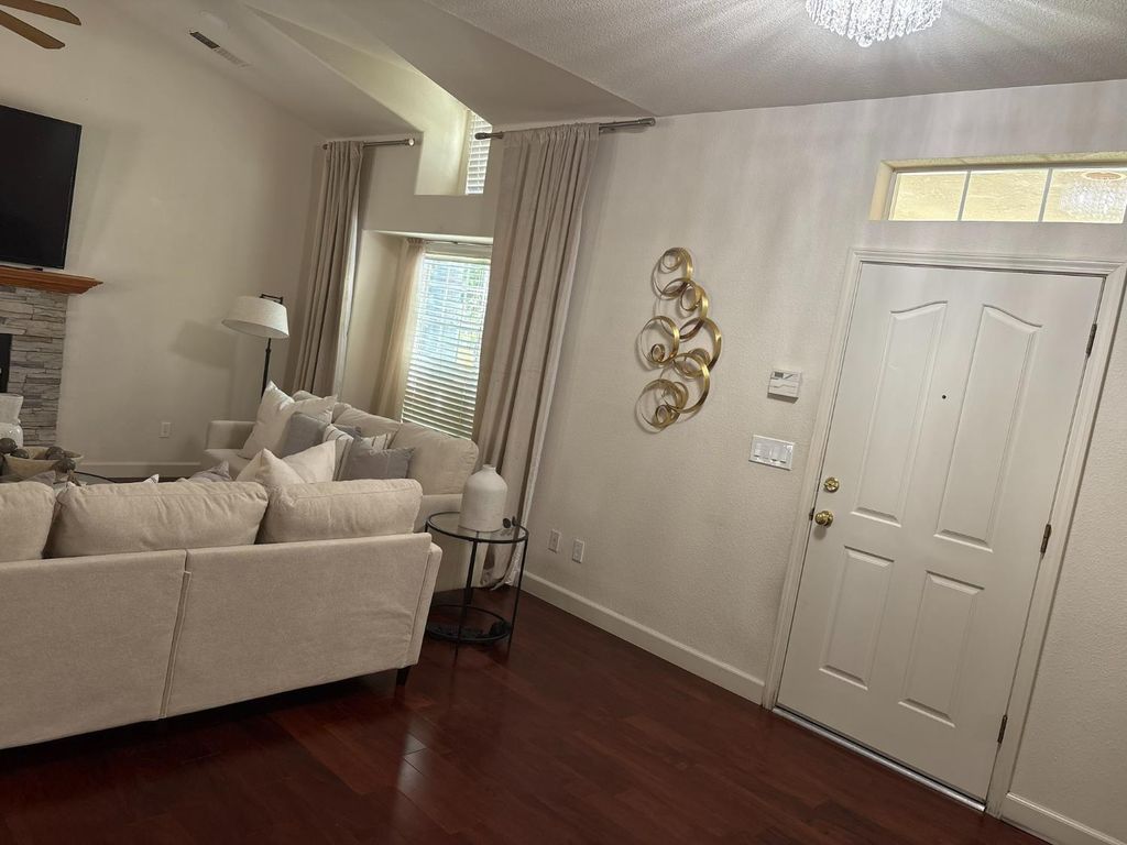 Image 4 of property listing at 8002 N 5th Street, Fresno, CA 93720