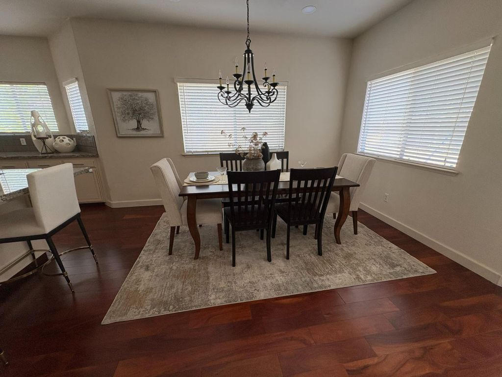 Image 6 of property listing at 8002 N 5th Street, Fresno, CA 93720