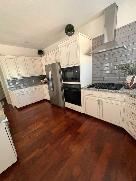 Image 7 of property listing at 8002 N 5th Street, Fresno, CA 93720