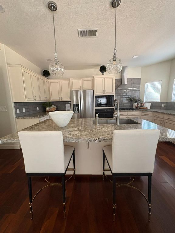Image 9 of property listing at 8002 N 5th Street, Fresno, CA 93720