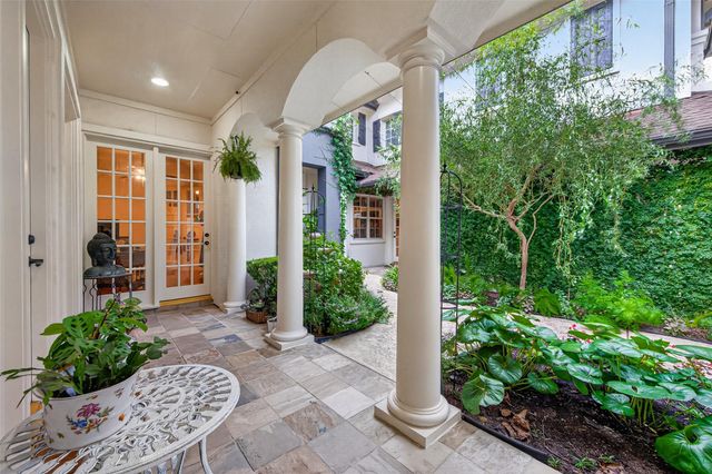 22 Frontenac Way, The Woodlands, TX 77382