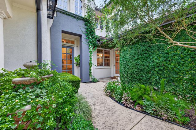 22 Frontenac Way, The Woodlands, TX 77382