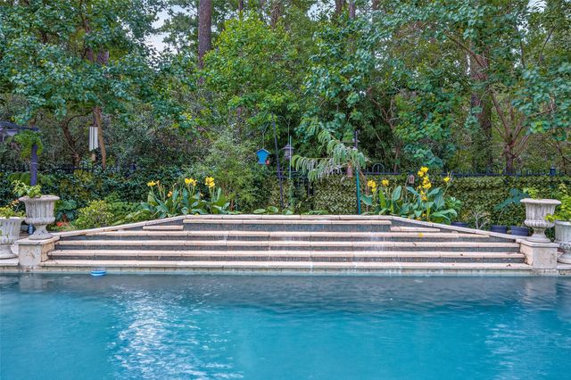 22 Frontenac Way, The Woodlands, TX 77382