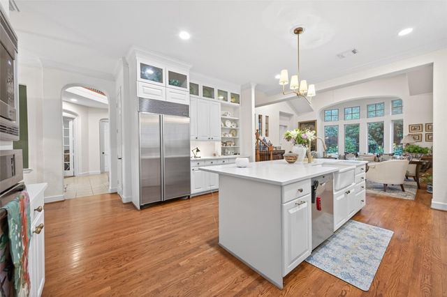 22 Frontenac Way, The Woodlands, TX 77382