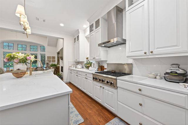 22 Frontenac Way, The Woodlands, TX 77382