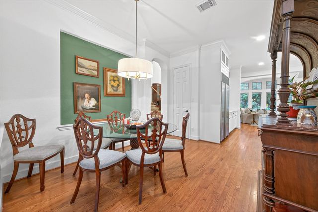 22 Frontenac Way, The Woodlands, TX 77382