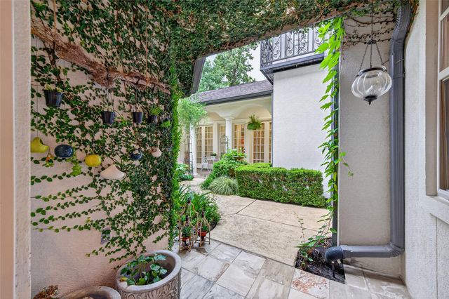 22 Frontenac Way, The Woodlands, TX 77382