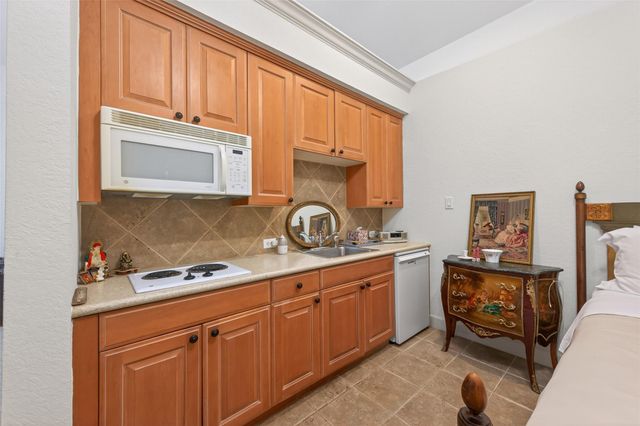 22 Frontenac Way, The Woodlands, TX 77382