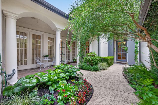 22 Frontenac Way, The Woodlands, TX 77382