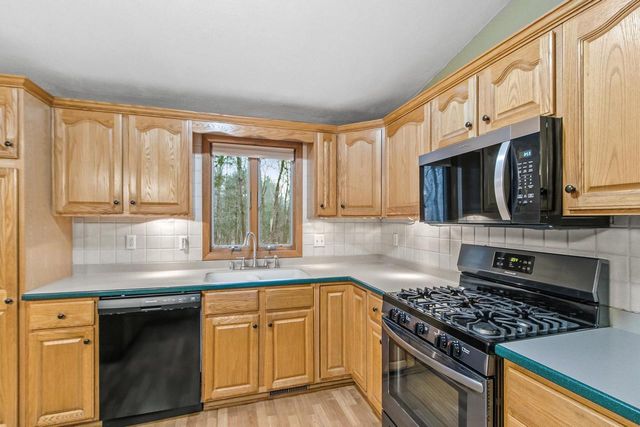 W9477 Parkway Drive, Poynette, WI 53955