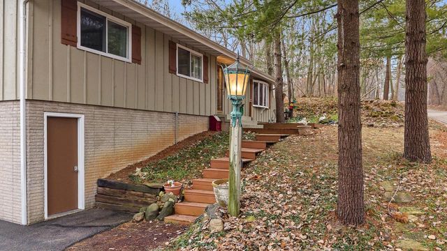 W9477 Parkway Drive, Poynette, WI 53955