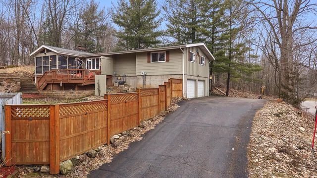 W9477 Parkway Drive, Poynette, WI 53955