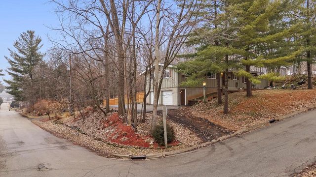 W9477 Parkway Drive, Poynette, WI 53955