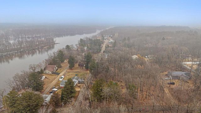 W9477 Parkway Drive, Poynette, WI 53955