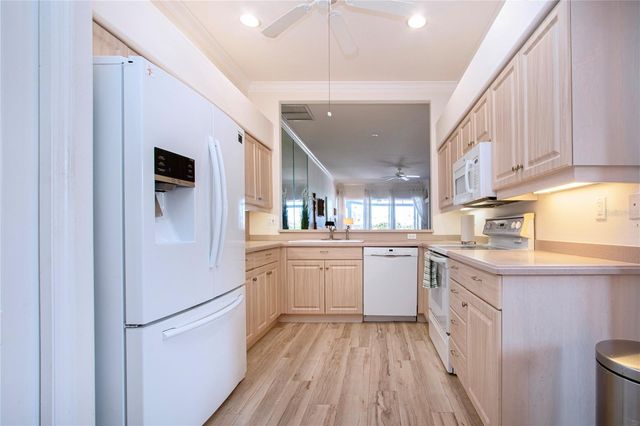 9448 FOREST HILLS CIRCLE, Sarasota, FL 34238