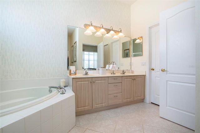 9448 FOREST HILLS CIRCLE, Sarasota, FL 34238