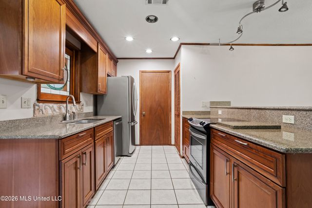 2704 English Drive, Ocean Springs, MS 39564