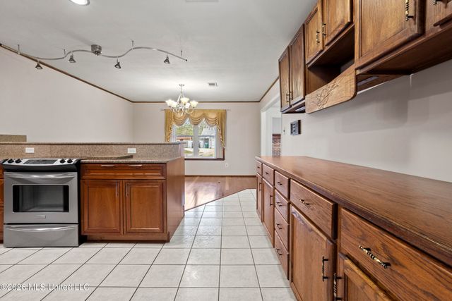 2704 English Drive, Ocean Springs, MS 39564