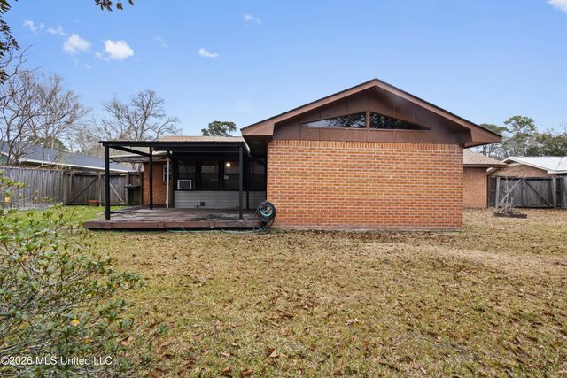 2704 English Drive, Ocean Springs, MS 39564