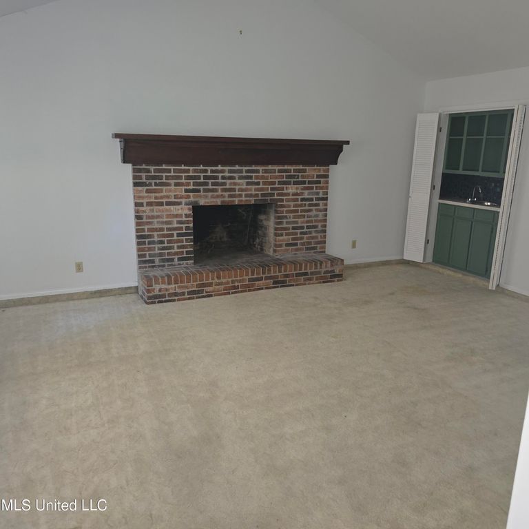 2704 English Drive, Ocean Springs, MS 39564