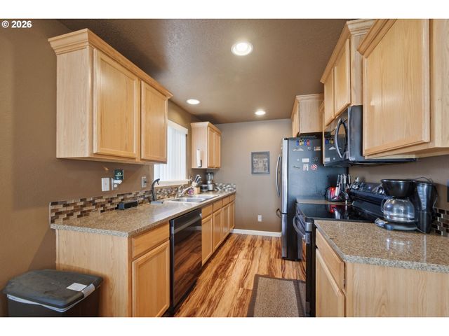 4942 HOLLY St, Springfield, OR 97478