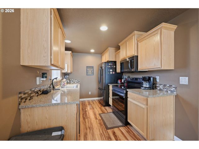 4942 HOLLY St, Springfield, OR 97478