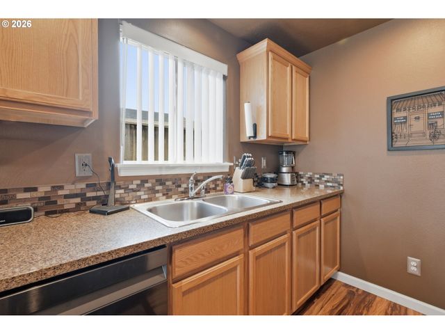 4942 HOLLY St, Springfield, OR 97478